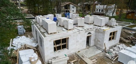 Достоинства строительства домов из газобетона: высокая энергоэффективность и экологичность