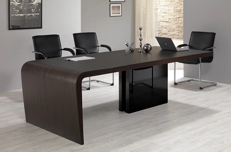 Офисные столы: ключевые достоинства, характеристики и рекомендации по выбору