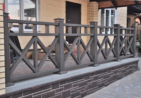 Преимущества и особенности установки перил из дпк для террасы