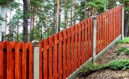 Преимущества и особенности монтажа забора из штакетника для защиты и оформления участка