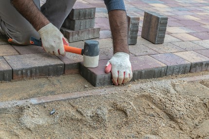Как осуществляется укладка тротуарной плитки: основные правила работы